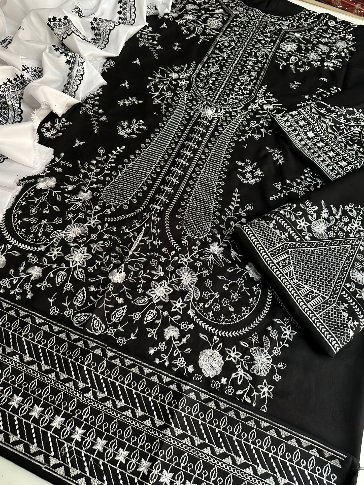 Hussain Rehar 5239 – Premium Dhanak Embroidered 3PC Winter Set with Shawl